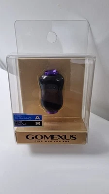 Gomexus Manopola Carbonio Nero Viola per Mulinelli Shimano e Daiwa  - Immagine 1 di 3