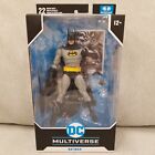 McFarlane DC Multiverse Batman z Knightfall Black & Gray figurka 7" w ręku