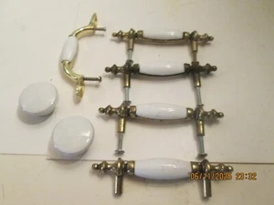 UN ASSORTIMENTO DI TIRANTI E POMELLI PER CASSETTI. - Foto 1 di 3