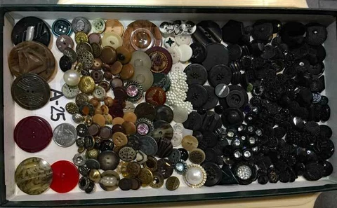 ANTIQUE, VINTAGE ASSORTED BUTTONS 100+++  A-25 Cover