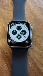 Apple Watch SE 1ère génération 44 mm Nike + bracelet aluminium noir A2352 MYYN2LL/A - Photo 1 sur 10