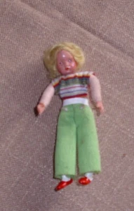 alte Puppenstubenpuppe, Miniatur 1:12, Caco (Canzler), kleines Mädchen - Picture 1 of 3