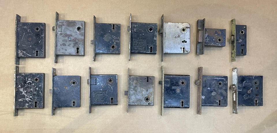 EXCELENTE Lote de (14) Placas Faciais Antigas de Latão com Fechaduras de Porta - Imagem 1 de 4