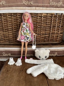Barbie Cutie Reveal bambola con capelli rosa con vestito orso polare - Foto 1 di 3