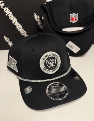 全新带标签 New Era 9Seventy Las Vegas Raiders Sideline 黑色绳子弹力平沿帽 — 第 1/2 张图片