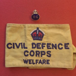 Auténtico Brazalete Británico Cuerpo de Defensa Civil/Bienestar Segunda Guerra Mundial con Pin de Solapa de Guardia Hogar - Imagen 1 de 8