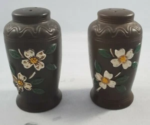 Jarrón vintage de cerámica marrón flor blanca salero y pimentero - Imagen 1 de 7