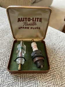 Vintage Auto-Lite Resistor Spark Plugs AR5 Display - Picture 1 of 3