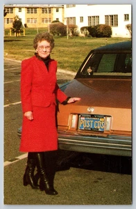 Postal Coralie Dixon Sparre 1981 Tarjeta Postal Lady Cadillac Rancho Cordova CA - Imagen 1 de 2