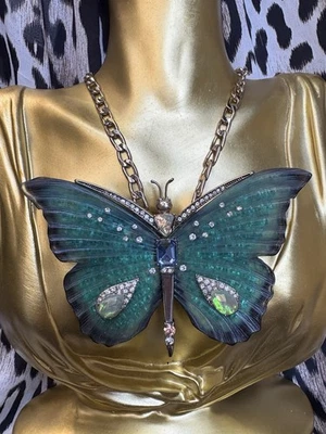 ENORME Collar Mariposa Lucita Brillo Esmerilado Verde Azulado Buzz Off Betsey Johnson Foto 1 de 4