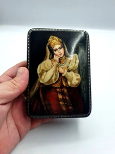 Schöne russische bemalte Lackdose Mädchenportrait - Bild 1 von 15