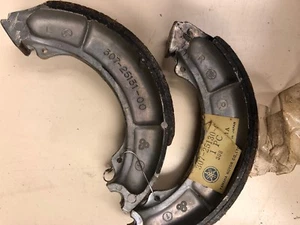 Juego de zapatillas de freno de rueda delantera Yamaha 1975 1976 RD125 307-25130-00 - Imagen 1 de 2