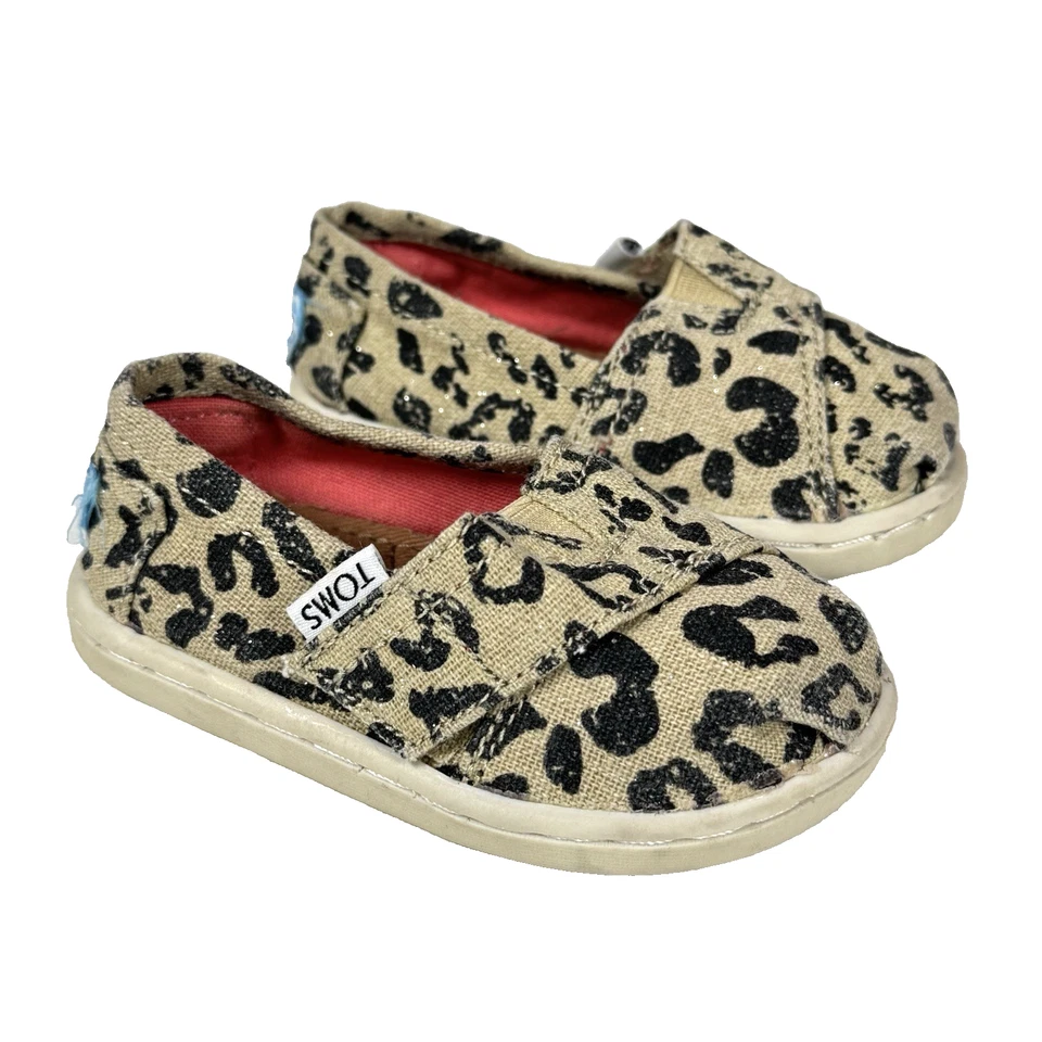 Zapato sin cordones TOMS con estampado de leopardo para niñas pequeñas talla T4 beige negro Foto 1 de 4