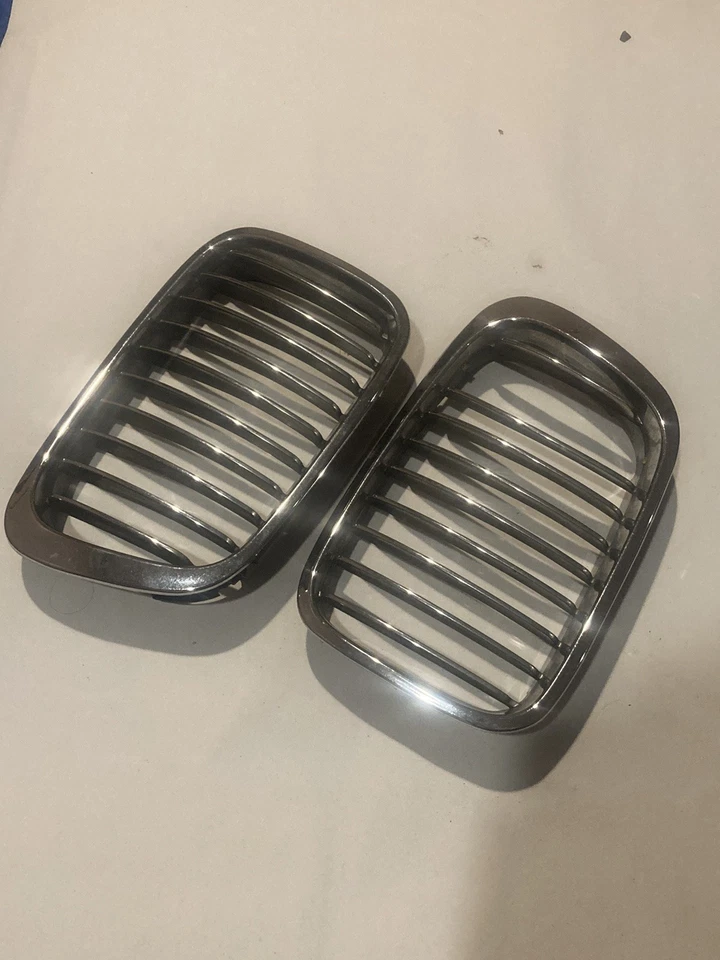 Rejilla capó OEM 97-2003 BMW E39 M5 528i 540i 530i 525i 535i 530d 523i genuina Foto 1 de 1