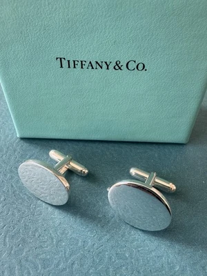 Gemelos clásicos ovalados de plata esterlina Tiffany & Co. de colección con espalda de bala Foto 1 de 4