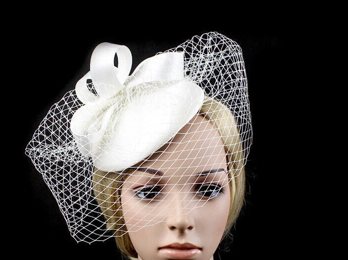  IVORY SATIN FASCINATOR WITH LOOPS AND NETTING ON 2 HAIRCLIPS - WEDDINGS/RACING - Imagem 1 de 2