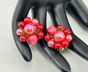 Clip On Earrings Glossy Fuchsia Pink Bead Cluster Ornate Gold Tone Back Vintage - Bild 1 von 5
