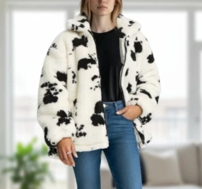 NUEVO CON ETIQUETAS ASOS DESIGN Petite chaqueta de peluche con estampado de vaca peso pesado talla grande TALLA-0 Foto 1 de 4