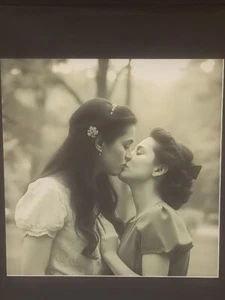 2##Photo negative film - Kissing women - Lesbian couple - Love - Kiss - Picture 1 of 4