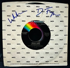 Funda de disco FM firmada por Donald Fagen y Walter Becker de Steely Dan y 45 ~ MCA #40894 - Imagen 1 de 2
