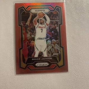 2023-24 Panini Prizm - 114/299 Red Sparkle Prizm #235 Reggie Jackson - Foto 1 di 2