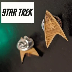 Star Trek Logo Mini Holz Anstecknadel Brosche 0,75" groß Sammlerstück Geschenk Dekor Cosplay  - Bild 1 von 12