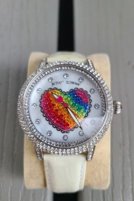 Reloj Betsey Johnson Corazón Estrás 43mm Correa Cuero Foto 1 de 4