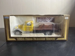 Crown Premiums 1934 Ford Flatbed Truck Golden Rule Lumber Diecast Maßstab 1:24 - Bild 1 von 6