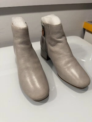 Botín para mujer Gentle Souls by Kenneth Cole Ella gris claro talla 7M Foto 1 de 4