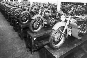 Moto Guzzi Sport 14 línea de montaje de motocicletas foto de fábrica década de 1930 foto de prensa - Imagen 1 de 1
