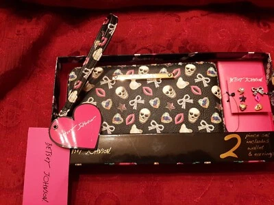 Muñequera calavera de cuero sintético negra Betsey Johnson con juego de 6 aretes de pasador nueva en caja Foto 1 de 4