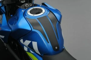 ALMOHADILLA DE TANQUE DE COMBUSTIBLE GENUINA SUZUKI GSX-S125 GSXS NEGRA CARBONO 990D0-23K01-CRB - Imagen 1 de 1