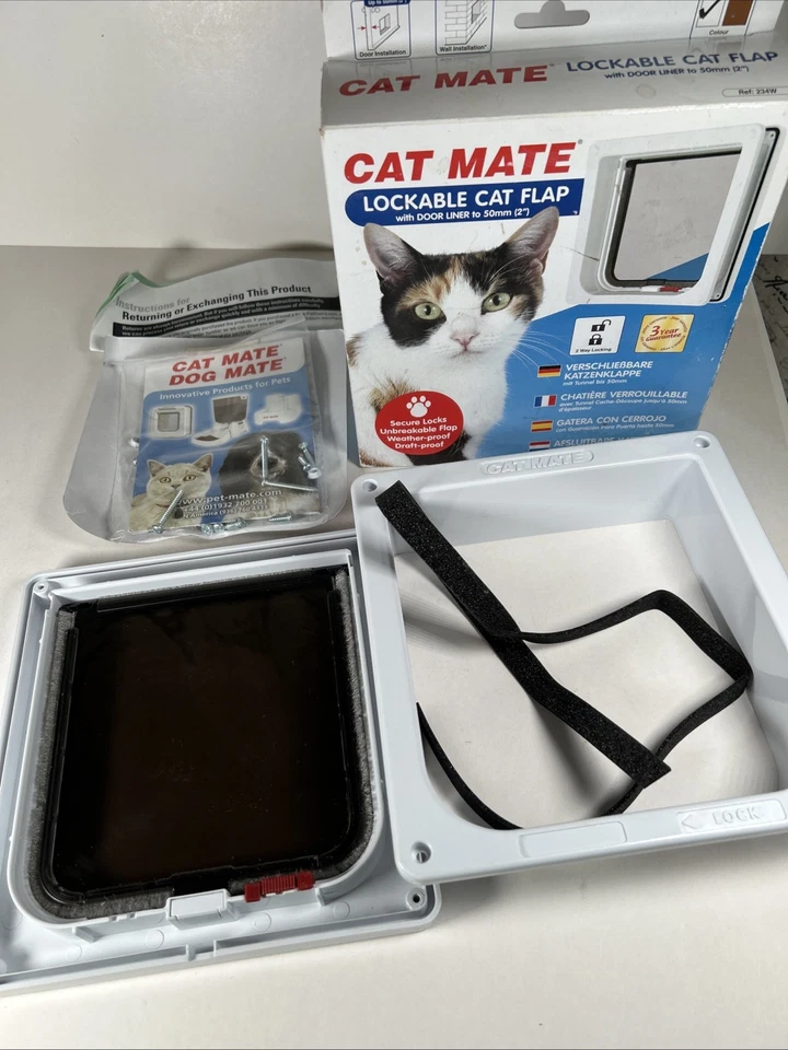 Aleta para gato con cerradura Cat Mate con revestimiento de puerta, blanca 7 5/8 x 7 5/8 #234W Foto 1 de 4