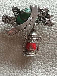 INNSBRUCK AUSTRIA LINTERNA COLGANTE HOJAS DE PINO SOMBRERO VINTAGE pin insignia solapa broche - Imagen 1 de 5