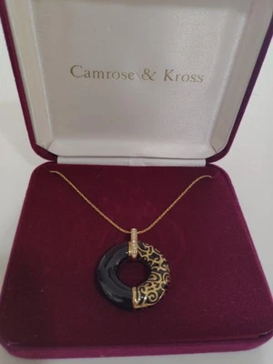 Collar Camrose & Kross Kennedy JBK Negro Círculo Tono Dorado Con Caja Foto 1 de 3