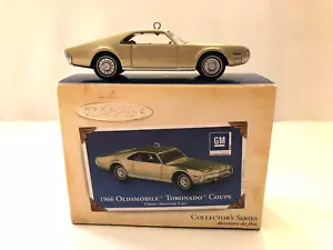 HALLMARK RECUERDO ORNAMENTO 1966 OLDSMOBILE TORONADO CUPÉ DE 2004 - Imagen 1 de 5