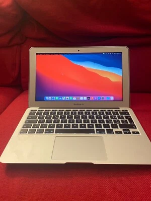 macbook Air  del 2013.   Big Sur 11. Color argento. Processore: intel Core i5 - Immagine 1 di 4