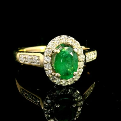 Impresionante anillo con halo de diamantes esmeralda de oro amarillo y blanco joyería atemporal Foto 1 de 4