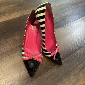 Kate Spade Jaci Patented Leather Black White Striped Heels Pumps Pink bow Sz 9.5 - Picture 1 of 11