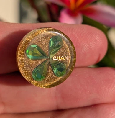 Pendiente individual de repuesto vintage CHANEL chapado en oro CC trébol verde Foto 1 de 4