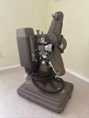 Винтажный проектор Revere Eight модель 85 8 мм с футляром для переноски протестирован - Изображение 1 из 4