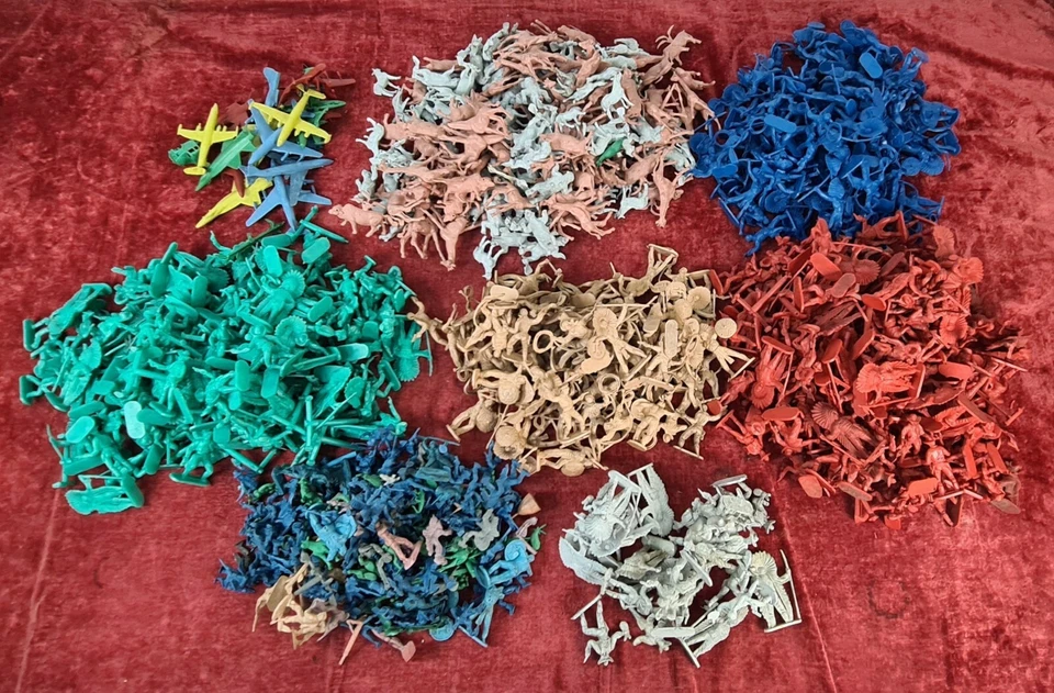 КОЛЛЕКЦИЯ ИЗ 802 РЕЗИНОВЫХ ФИГУРОК. REAMSA И GOMARSA. ИСПАНИЯ. XX век. - Изображение 1 из 1