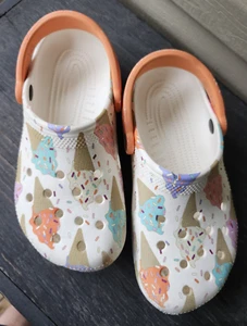 Crocs Kinder Classic Ice Cream Graphic Slipper Clogs Größe J5 gebraucht - Bild 1 von 8