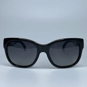 Gafas de sol polarizadas Chanel 5270 501/S8 57-19 135 pulidas negras con ribete plateado - Imagen 1 de 24
