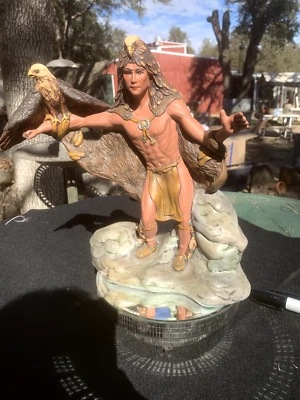 De colección Halcón Cazador Indio Estatua Cerámica Pintada a Mano Sosteniendo Águila Foto 1 de 4