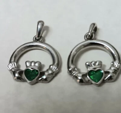 2 кулона Solvar Claddagh — с родиевым покрытием — с зеленой эмалью в виде сердца  - Изображение 1 из 4