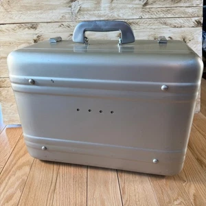 Vintage Aluminum Briefcase Suitcase Lock Carry On 18x13x8 Inches - Picture 1 of 12
