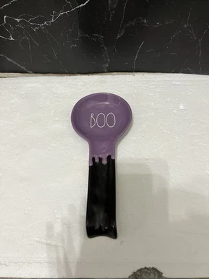 Rae Dunn Cerámica 10 pulgadas Púrpura y Negro HALLOWEEN Boo Cuchara Reposapiés Foto 1 de 3