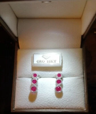 ORECCHINI TRILOGY IN ORO BIANCO 18 KT. TIT. 750 CON RUBINI E BRILLANTI. - Imagen 1 de 4