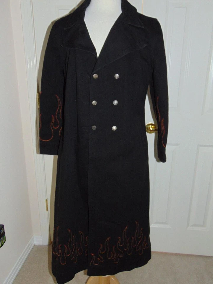 Abrigo plumero Harley Davidson con llamas bordadas.  Abrigo estilo plumero. Foto 1 de 4